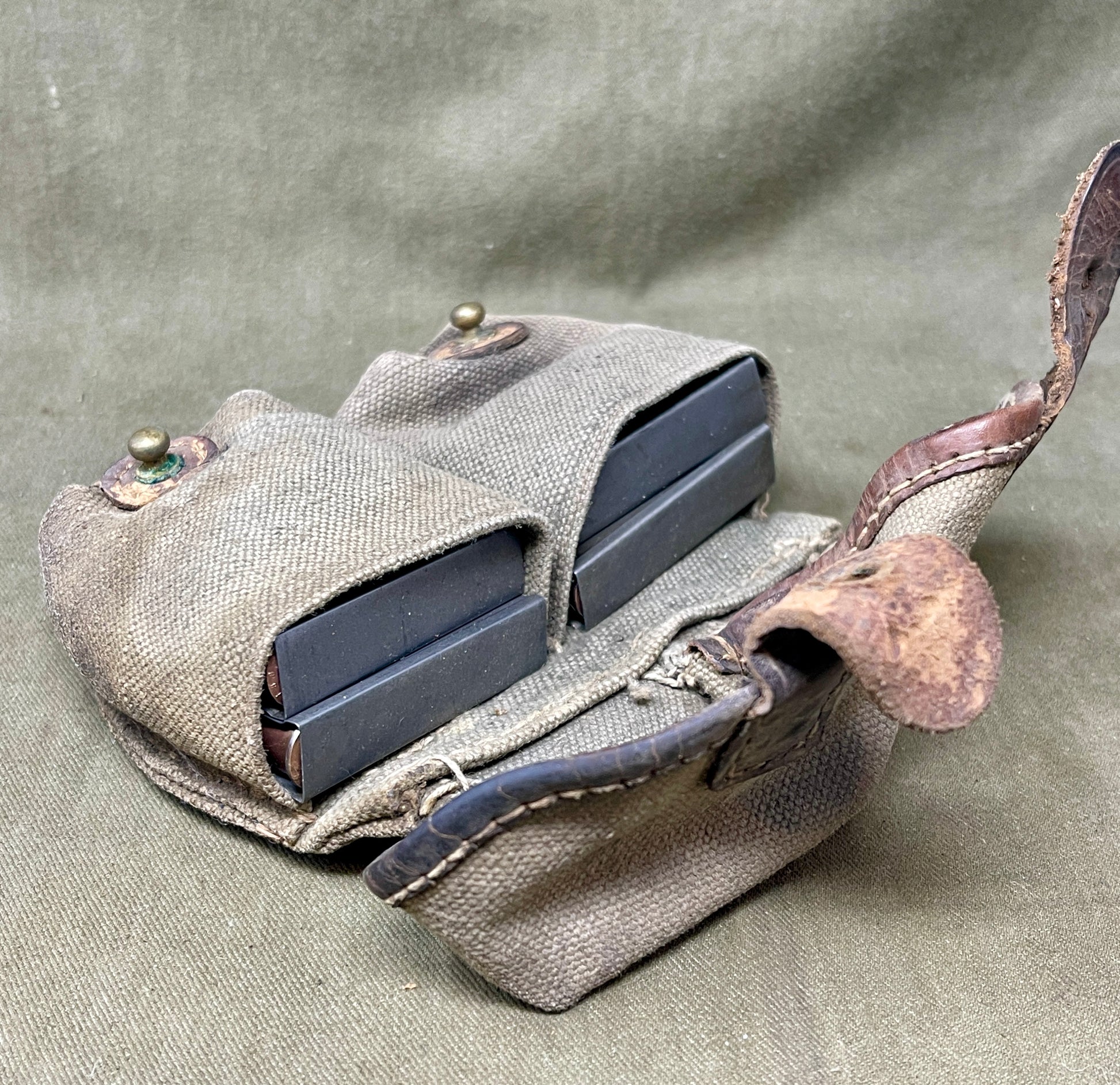 Early Pattern Russian Mosin Nagant Twin Leather Ammo Pouch & 4 x Clips 7.62x54 INERT Rounds