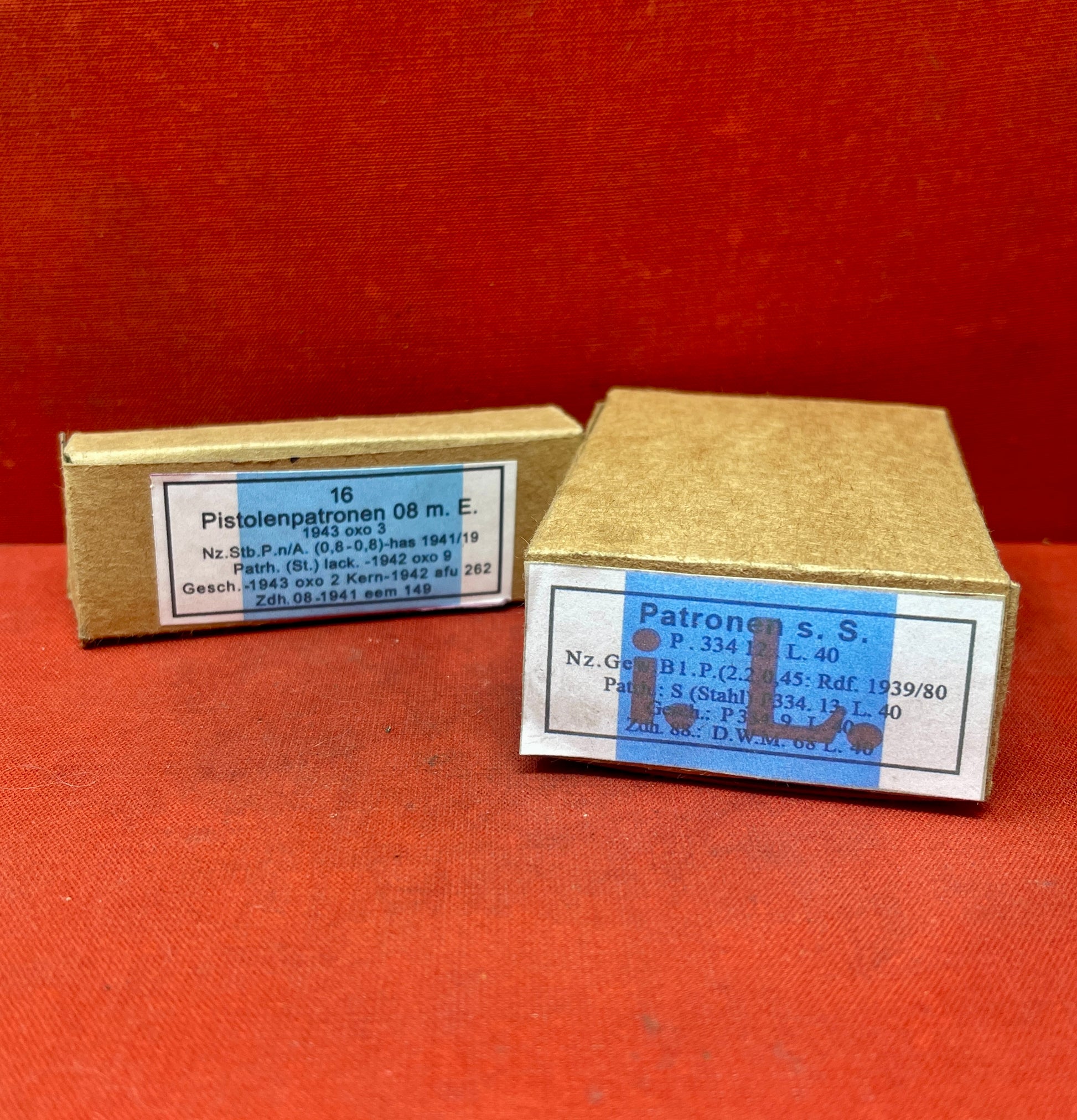 Explore this WWII German Small Arms Ammunition Set, featuring 16 inert 9mm Luger rounds with inert primers and 15 inert 7.92x57mm K98 rounds on three stripper clips. Packaged in handmade replica boxes, this bespoke kit is perfect for collectors and enthusiasts.