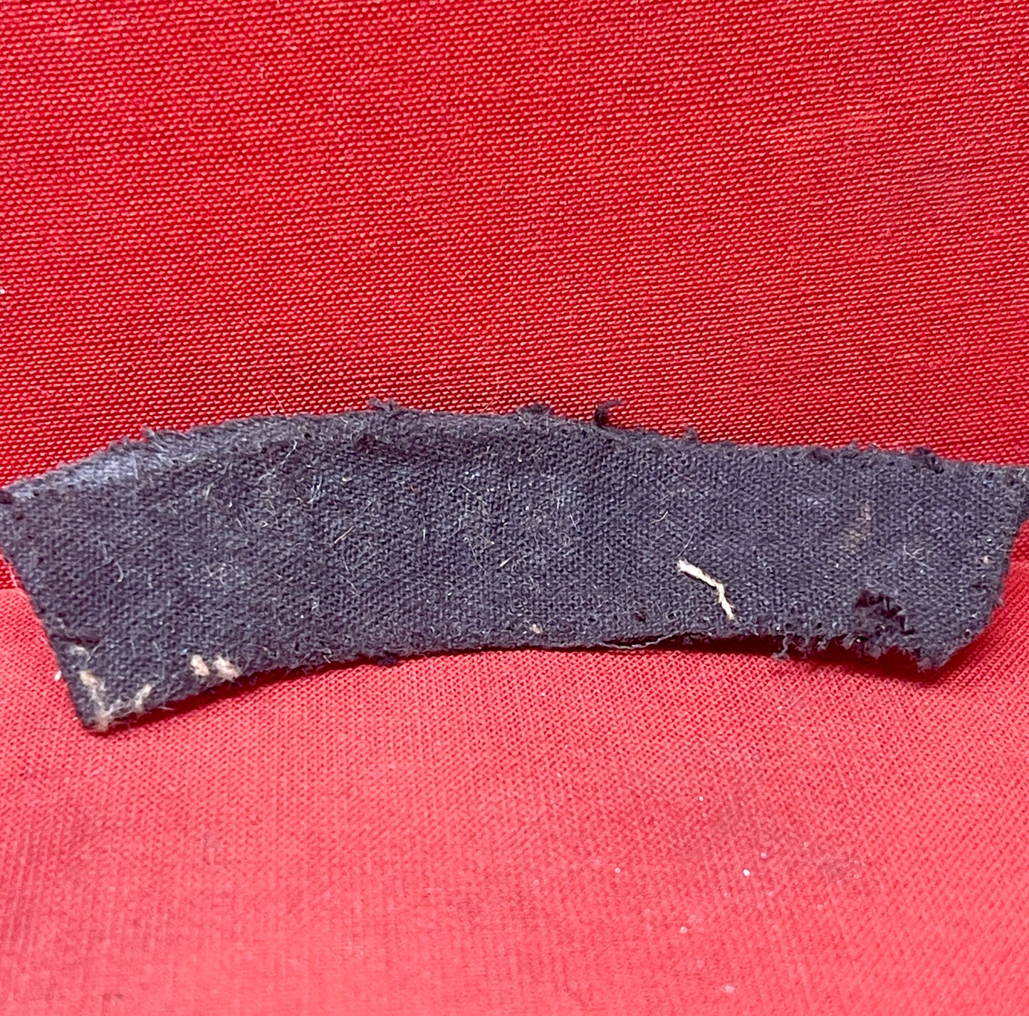 This original post-WWII Rifle Brigade shoulder title is a genuine piece of British military insignia, worn by members of the esteemed Rifle Brigade during the post-war period. Embroidered in white lettering on dark rifle green fabric, the title was typically stitched onto the upper sleeve of the battledress or service uniform. The Rifle Brigade, known for its distinguished service history and elite light infantry role, continued to uphold its proud traditions in the years following World War II. This should