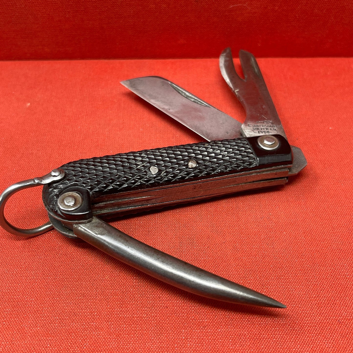 A nice example of a British 1944 Dated G Ibberson &amp; Co military&nbsp; Jack Knife&nbsp; &nbsp;The blades are in good condition, the chequered Bakelite grip is intact and all the blades lock and close as they should. The steel can opener is in good condition