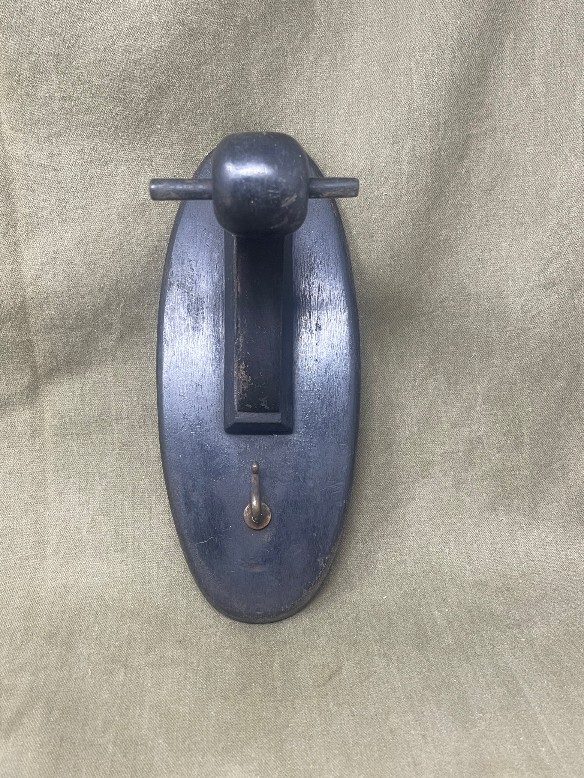 Excellent condition 1917-dated WW1 13-pounder brass shell case dinner gong with C.F. DCP CS stamps. Comes with brass striker and wooden wall mount. A stunning military collectible.