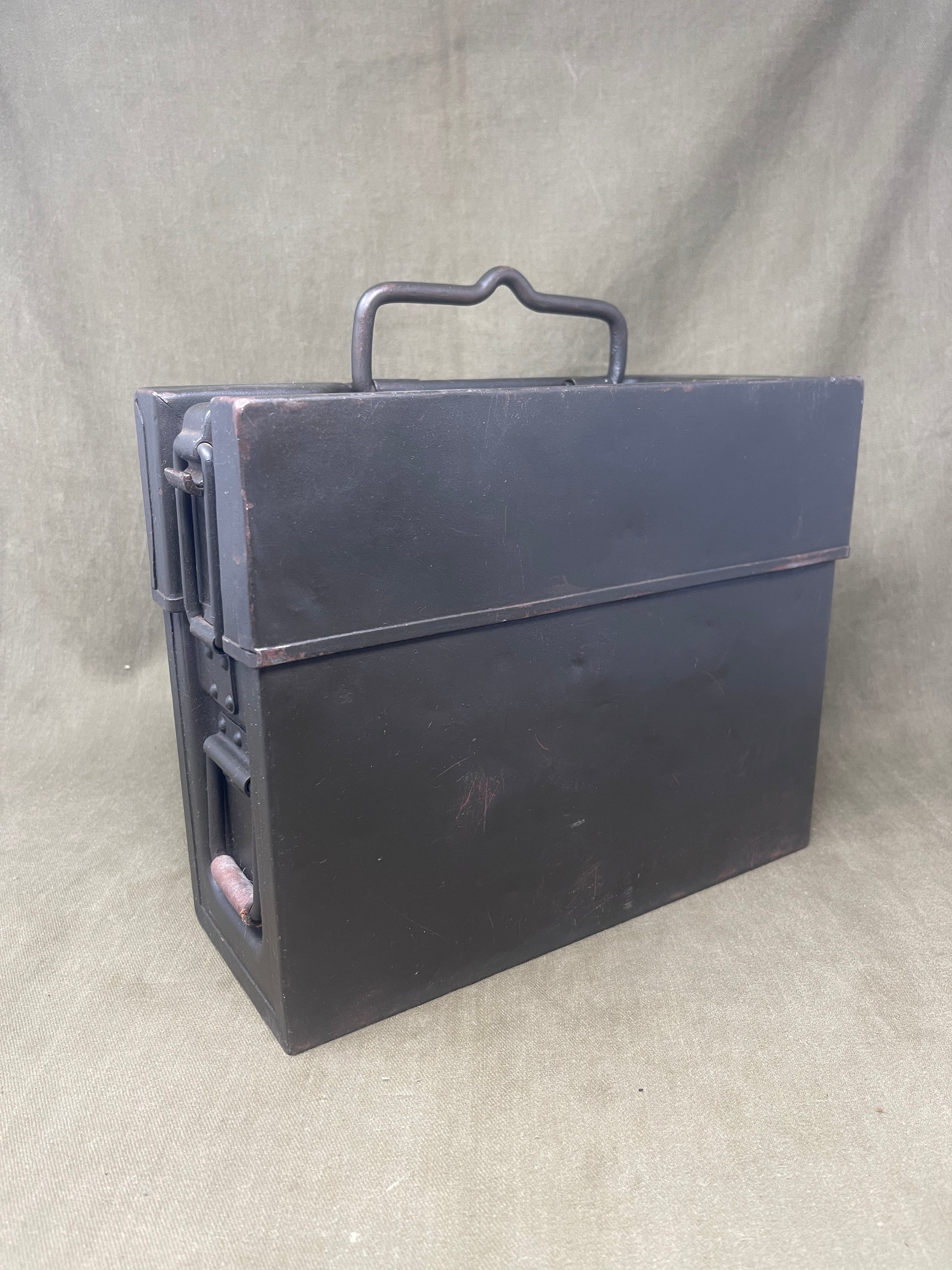 Authentic WW2 German MG13 magazine ammo box with 8 original MG13 magazines and 5 inert 7.92mm rounds. All items stamped with Waffenamt and dates. Excellent condition.