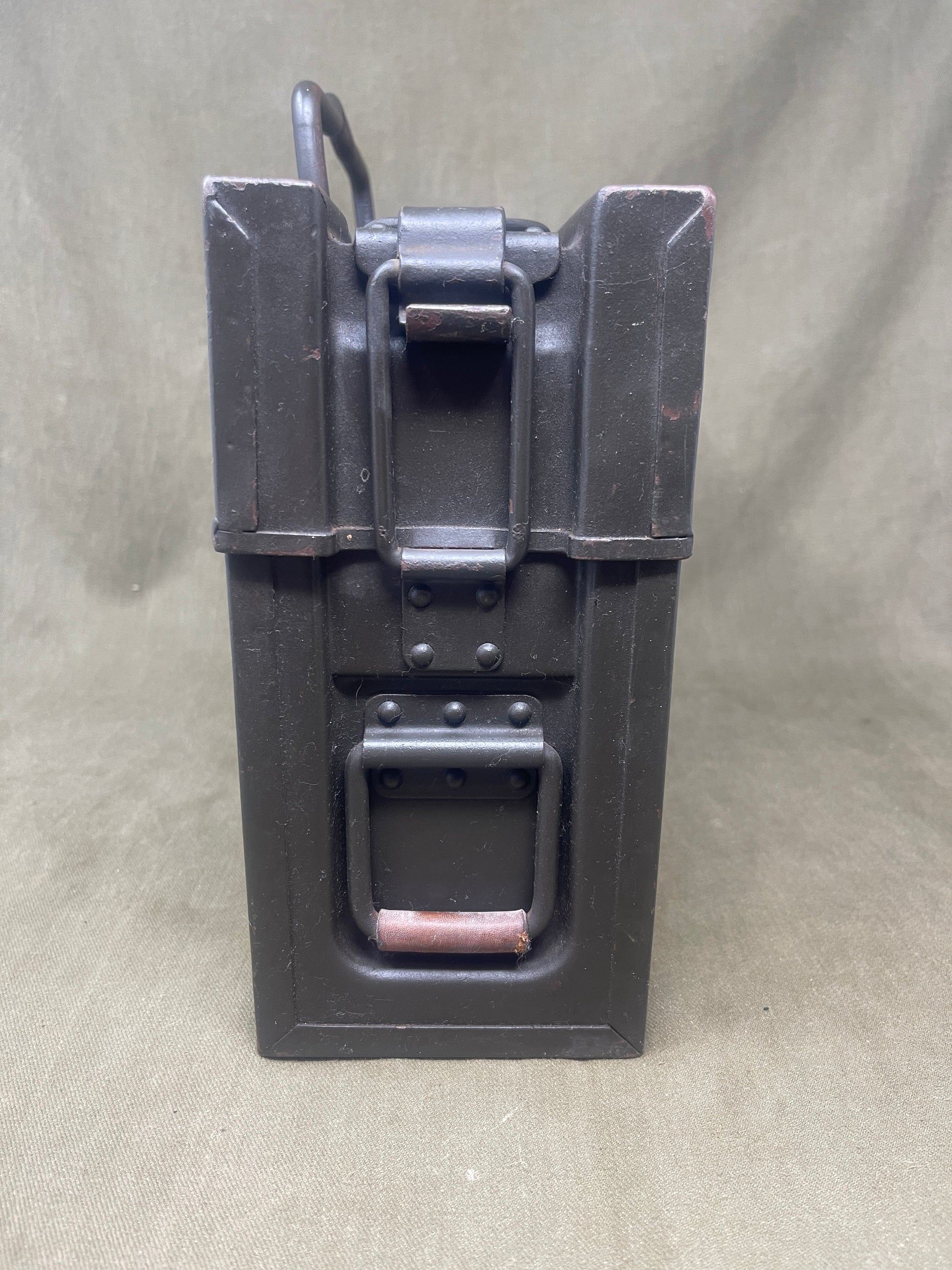 Authentic WW2 German MG13 magazine ammo box with 8 original MG13 magazines and 5 inert 7.92mm rounds. All items stamped with Waffenamt and dates. Excellent condition.