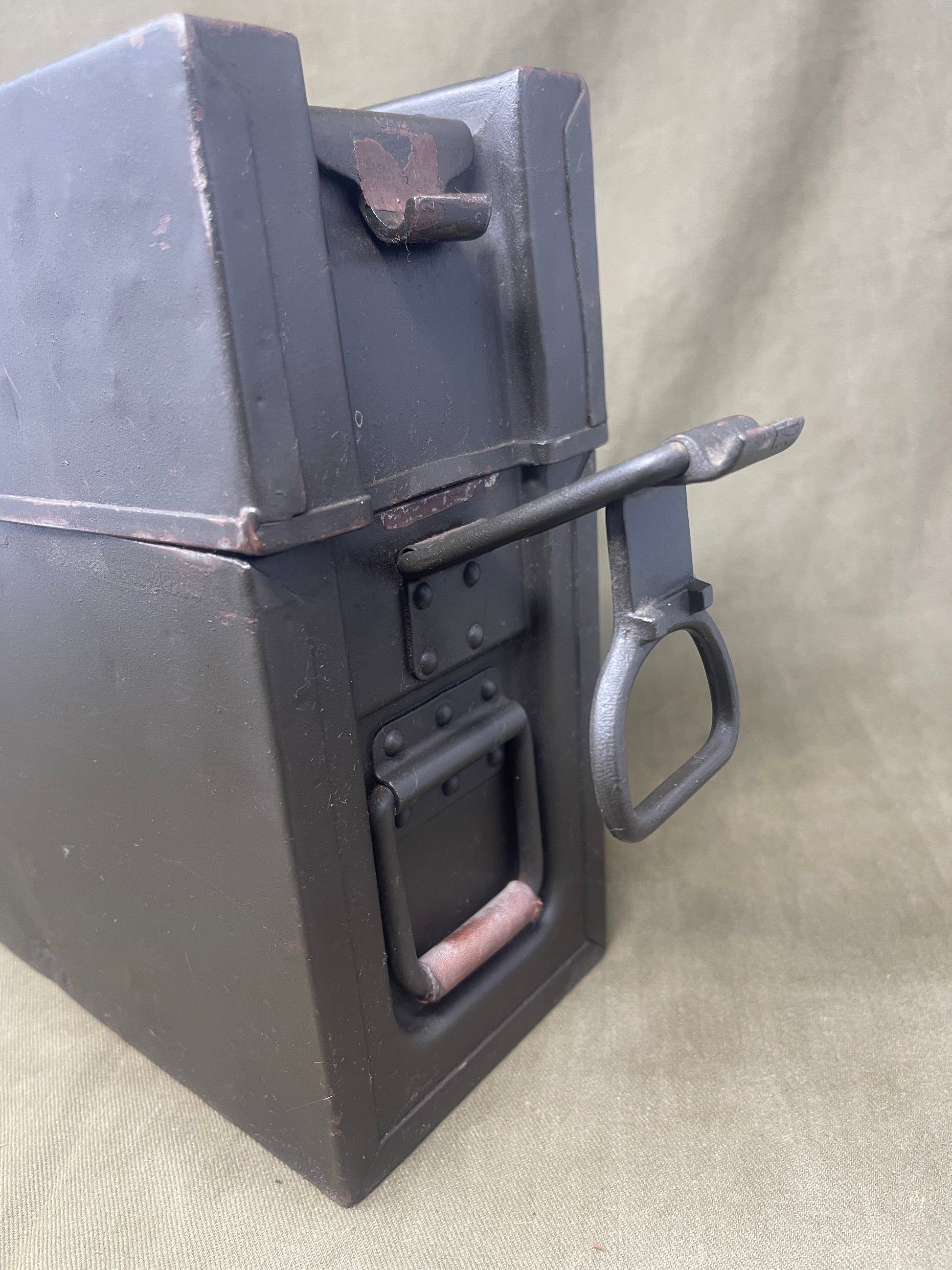 Authentic WW2 German MG13 magazine ammo box with 8 original MG13 magazines and 5 inert 7.92mm rounds. All items stamped with Waffenamt and dates. Excellent condition.