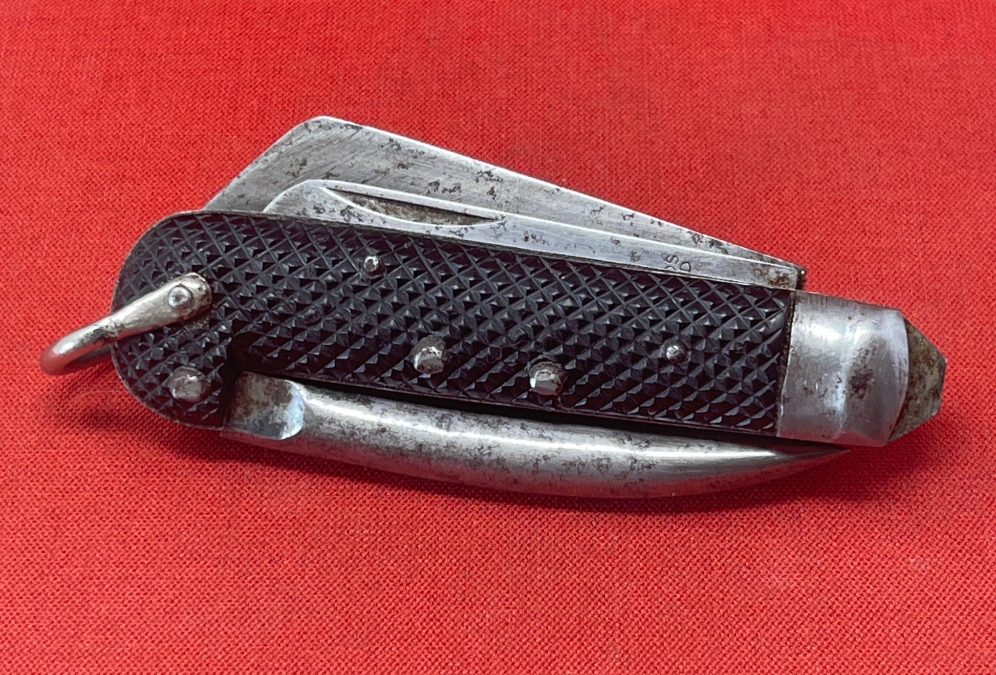 A nice example of a British 1943 Dated Pocket Jack Knife made by Richards of Sheffield  The blades are in good condition, the chequered Bakelite grip is intact and all the blades lock and close as they should. The steel can opener is in good condition