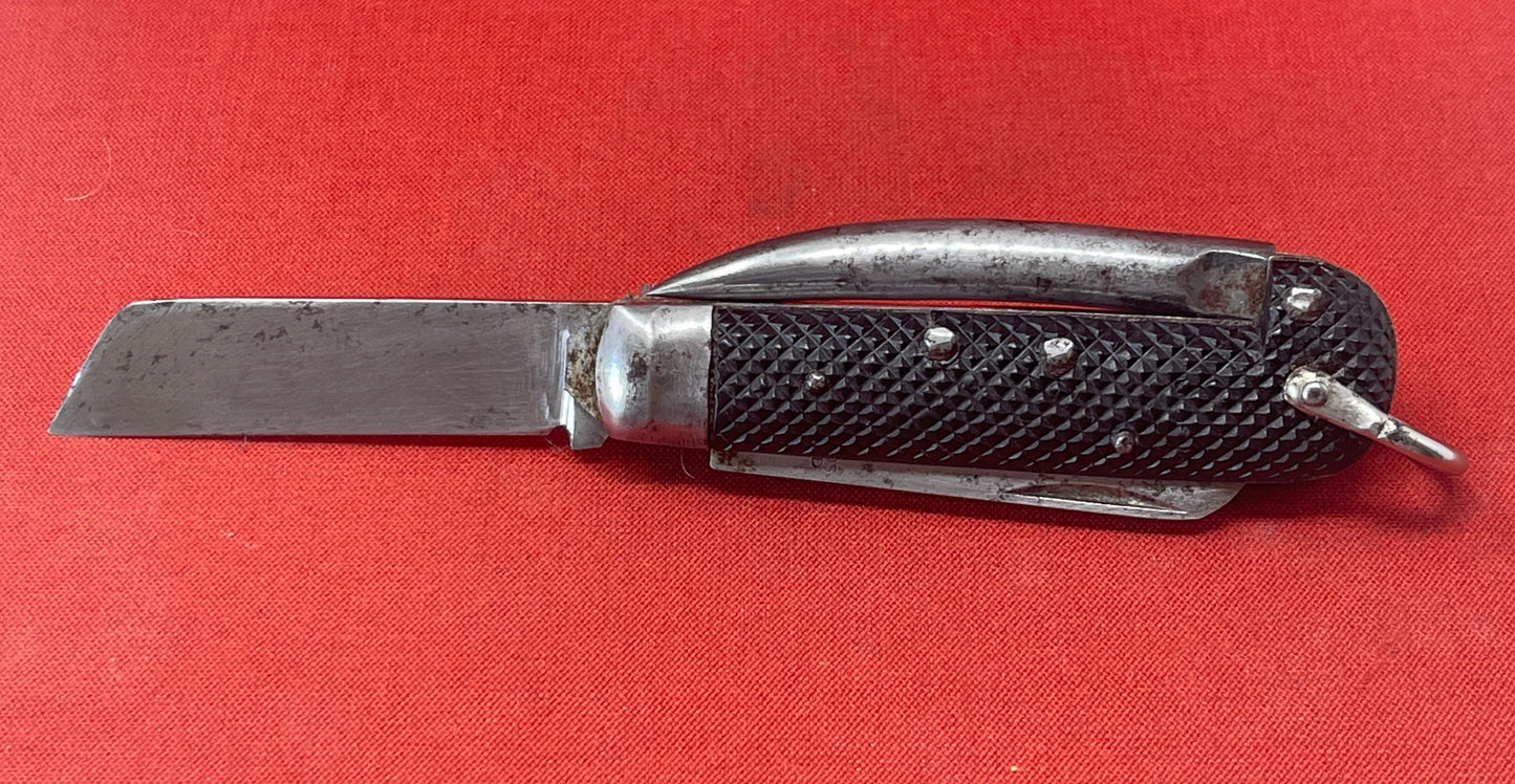 A nice example of a British 1943 Dated Pocket Jack Knife made by Richards of Sheffield  The blades are in good condition, the chequered Bakelite grip is intact and all the blades lock and close as they should. The steel can opener is in good condition