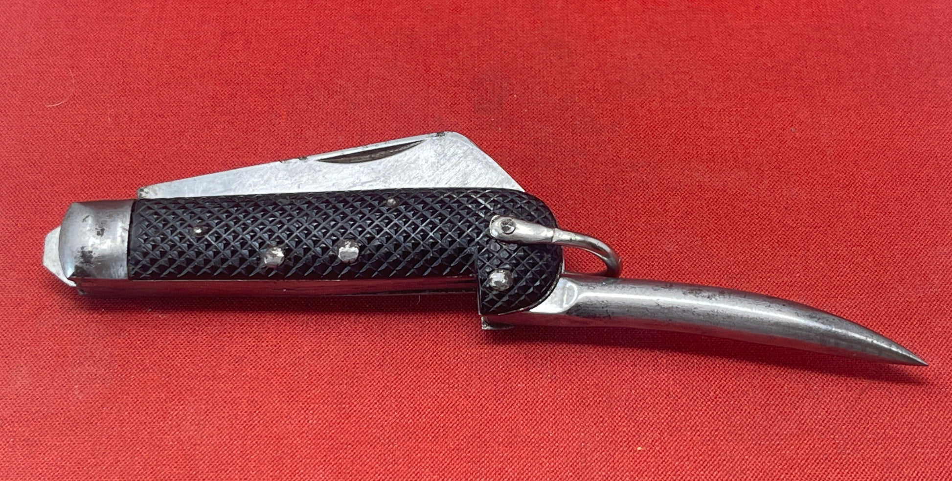 A nice example of a British 1943 Dated Pocket Jack Knife made by Richards of Sheffield  The blades are in good condition, the chequered Bakelite grip is intact and all the blades lock and close as they should. The steel can opener is in good condition