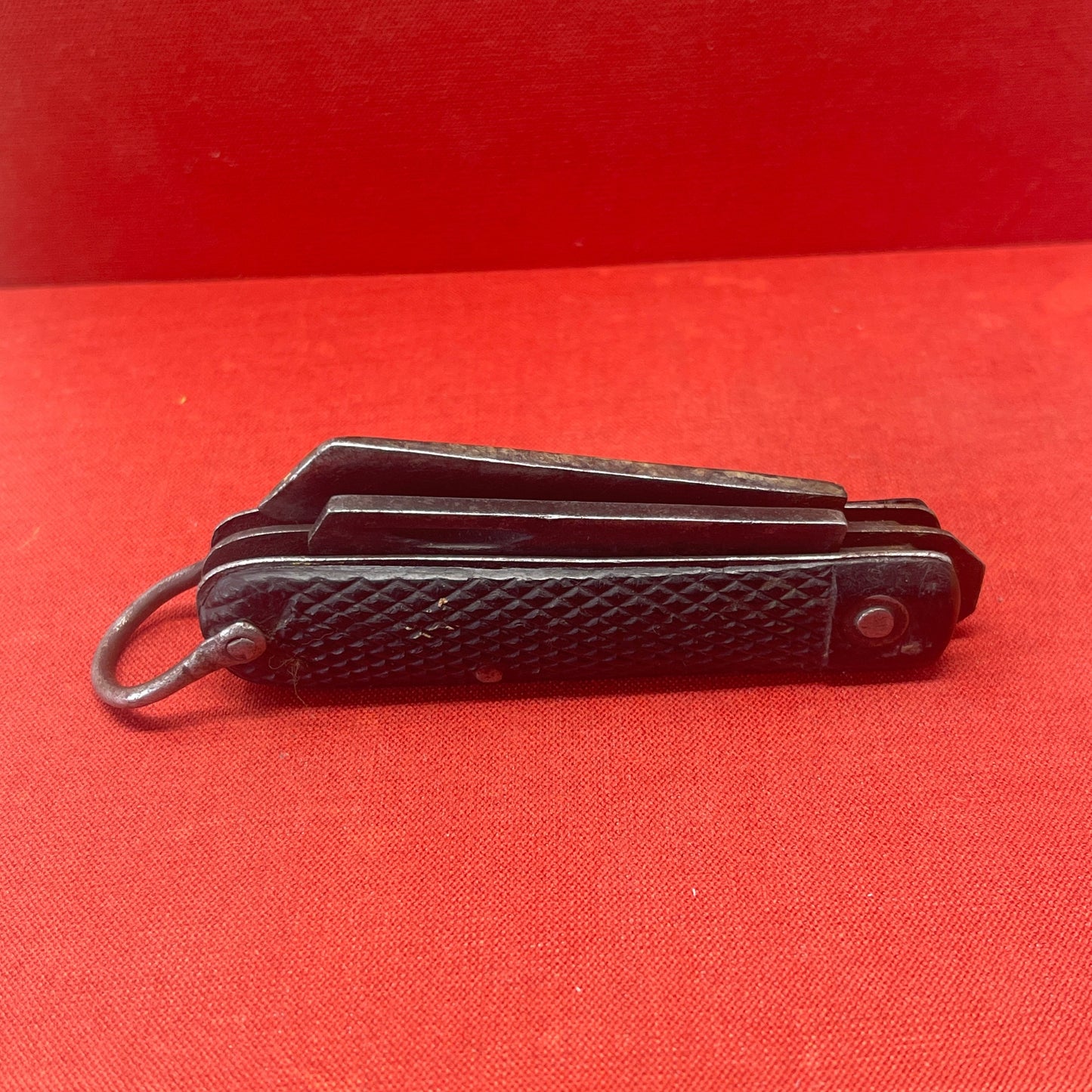 A nice example of a British 1943 Dated Pocket Jack Knife Made by SSP The blades are in good condition, the chequered Bakelite grip is intact ( There is a small piece missing to the left side ) and all the blades lock and close as they should. The steel can opener is in good condition