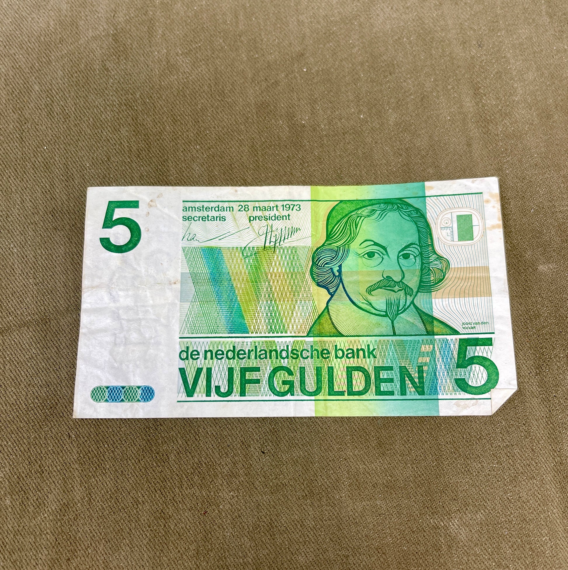 This selection of vintage Dutch Guilder banknotes from the 1960s and 1970s includes denominations of 5, 10, and 25 Gulden, each showcasing distinctive Dutch design and cultural heritage. Issued by De Nederlandsche Bank, these notes feature iconic imagery such as the statue of Erasmus (ƒ5), Baruch Spinoza (ƒ10), and Michiel de Ruyter (ƒ25), reflecting the country’s historical and intellectual legacy. Printed in bold colours and artistic styles, these notes are no longer in circulation, having been replaced b