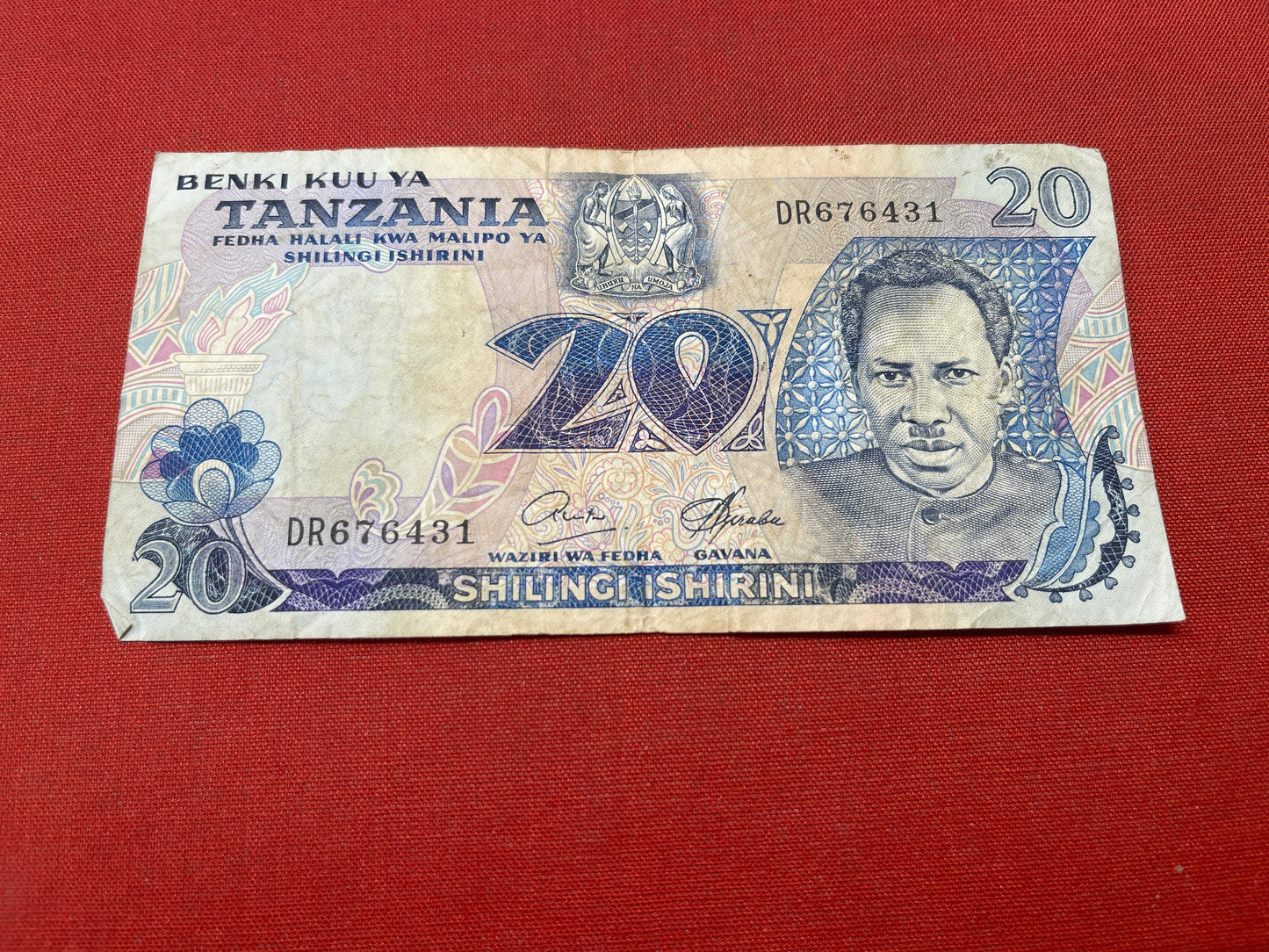 Tanzania Benku Kuuya 20 Shilingi Serial DR676431